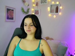 Curvy big natural tits brunette teen babe webcam show