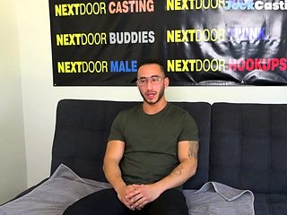 Bisex spex stud masturbates at audition