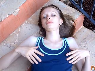Russian amateur girl Gloria drills her beaver