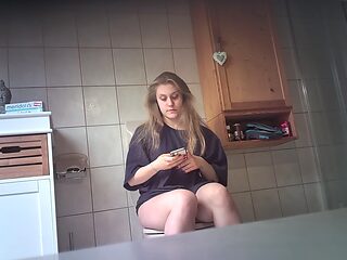 girlfriend Lilly piss and shower
