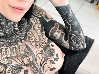 Big boob brunette masturbates on webcam