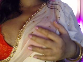 Sensuelle Bhabhi indienne exhibe ses énormes seins à ...
