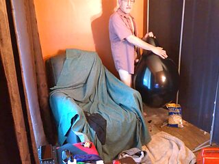 Stepdad gets off solo while teasing a big round balloon...