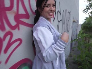 Beautiful brunette gets pumzzi in doggystyle and missio...