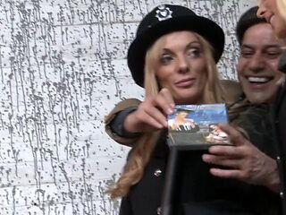 Porn stealing guy flips the script on female cops