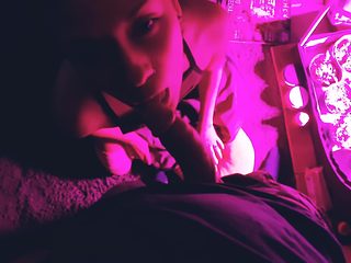 Sentadillas Mientras Hago Trabajos De Jardineria Canabi...