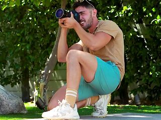 Photographer finds a muscular hunk at a fancy hotel