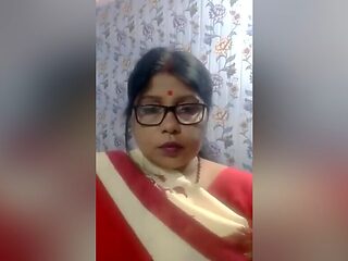 Today Exclusive -desi Bhabhi Shows Her Big Boobs