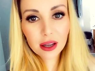 amateur blonde solo webcam