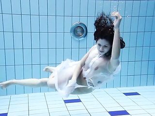 Underwater Show featuring Aneta and Mia Bandini's ...