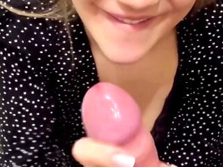 Makes Me Cum in Restaurant - Risky Sex