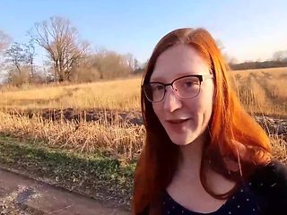 Rothaariges Teen Zieht Sich Drauben Zum Ersten Mal Aus....