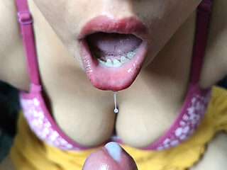 Desi Bhabhi Face Cumshot - Hot Indian Aunty Takes Big L...