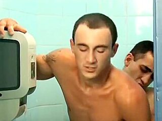 Muscle-bound Dude Gets His Tight Asshole Fucked From