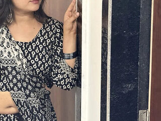 Desi Step Aunt Alone in Room Caught Nude by Nephew - Hi...