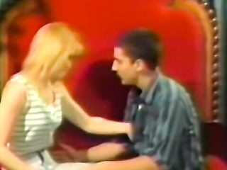 Dirty chick&#039;s blonde scene