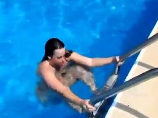 Curvy pawg strips and shakes her big booty underwater
